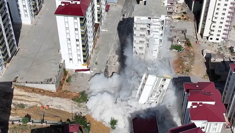Kahramanmaraş'ta bina yıkım ve enkaz kaldırma çalışmaları sürüyor