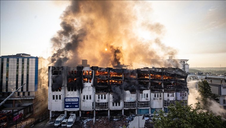 Başakşehir'de yangın söndürme çalışmaları devam ediyor!