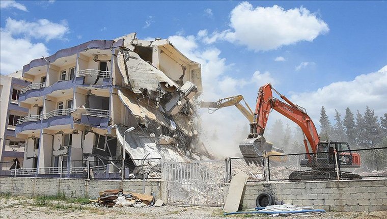 Hatay'da ağır hasarlı binaların yıkımı devam ediyor!