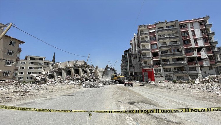 Hatay'da ağır hasarlı binaların yıkımına devam ediliyor!