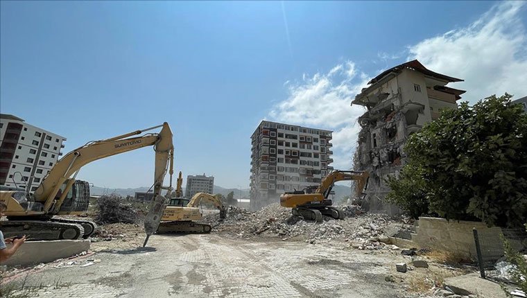 Hatay'da ağır hasarlı binaların yıkımı sürdü!