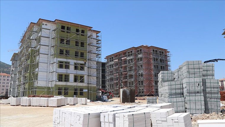 İslahiye'deki deprem konutlarında dış cephe çalışmaları yapılıyor!