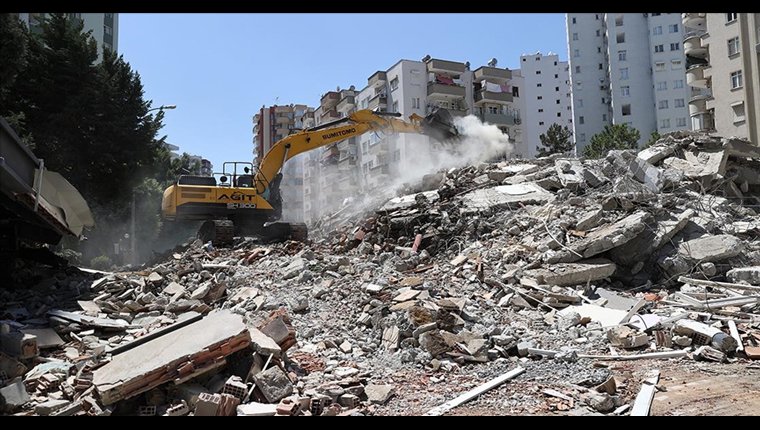 Depremde hasar alan bina kontrollü yıkım sırasında devrildi!