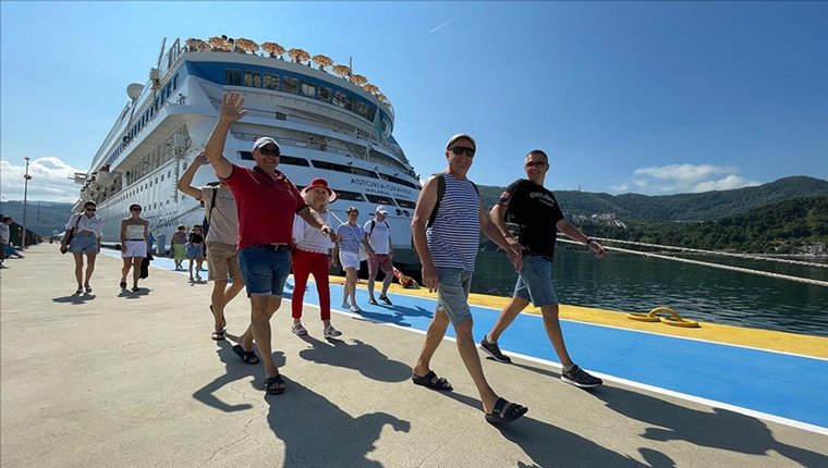 "Astoria Grande" 922 yolcusuyla Amasra'da!