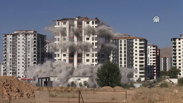 Malatya'da ağır hasarlı binalar patlayıcı yardımıyla yıkılıyor