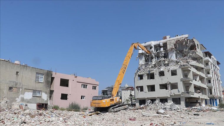 Depremlerden etkilenen Hatay'da ağır hasarlı binaların yıkımı sürüyor