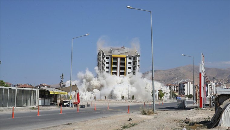 Malatya'da ağır hasarlı bina patlayıcıyla yıkıldı!