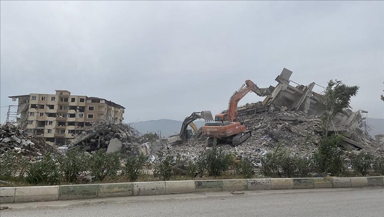 Hatay'da ağır hasarlı binaların kontrollü yıkımı sürüyor!