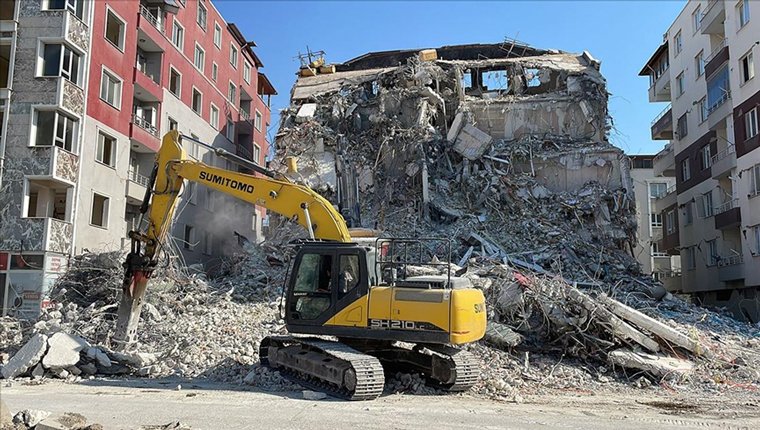 Hatay'da hasarlı binaların kontrollü yıkımı sürüyor!