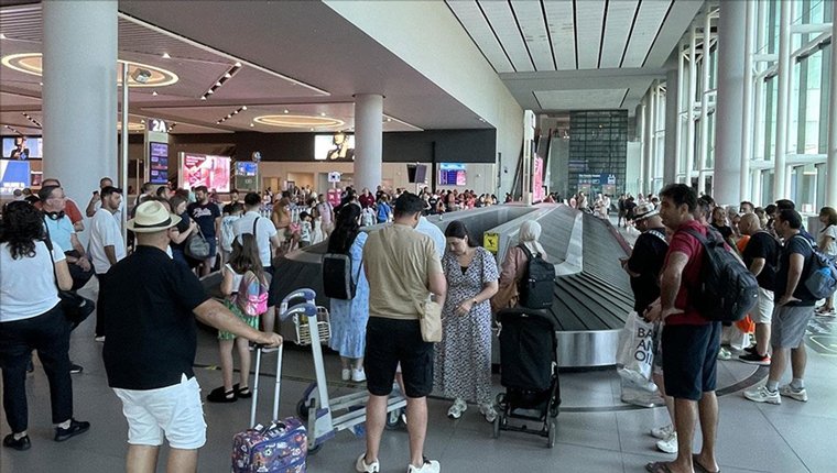 Turizm merkezindeki havalimanlarını 8 ayda 124 milyon yolcu kullandı!