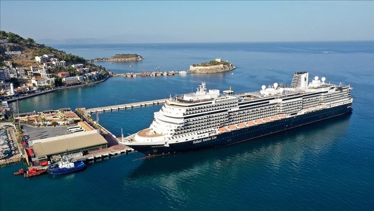 Kuşadası'na kruvaziyerle 2 bin 600 turist geldi