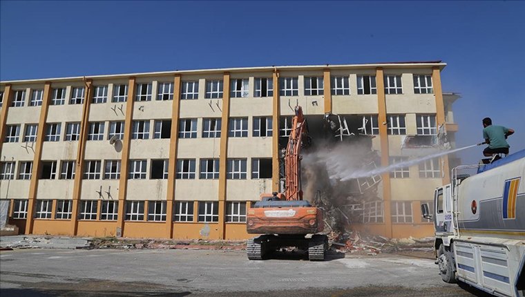 Hatay'da ağır hasarlı binaların kontrollü yıkımı devam ediyor!