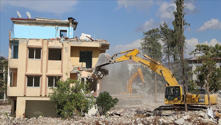 Hatay'da ağır hasarlı 6 bina kontrollü şekilde yıkıldı!