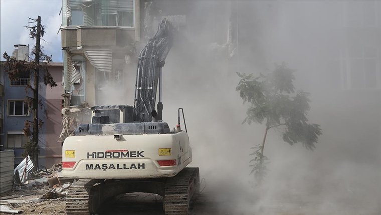 Hatay'da ağır hasarlı 5 bina kontrollü yıkıldı!