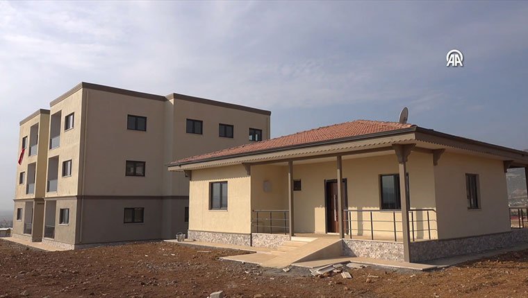 Deprem konutlarını birbirine geçmeli bloklarla 16 haftada inşa ettiler!
