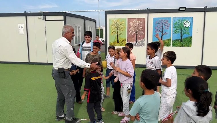 Sefer usta çizdiği resimlerle konteyner kentleri süslüyor