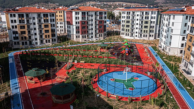 Deprem konutlarının peyzajı ve donatıları büyüledi!