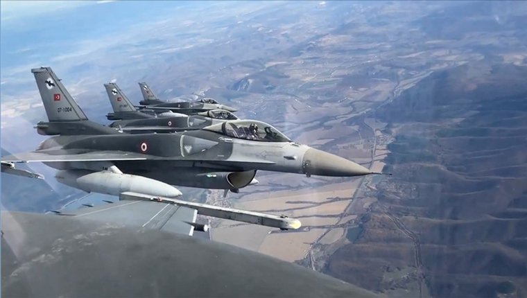Türk F-16'ları Romanya'yı selamladı!