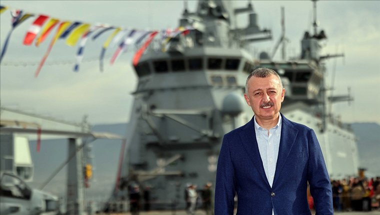 İzmit Körfezi'ne demirleyen TCG Anadolu gemisine ziyaretler sürüyor!