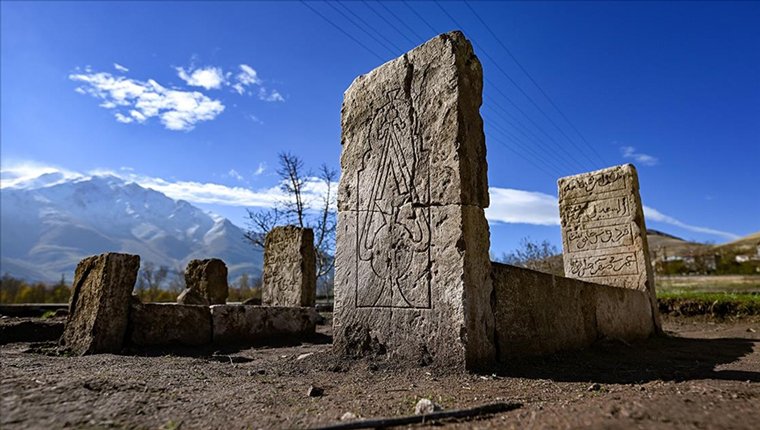 Selçuklu Mezarlığı'nda sandukalı mezar ortaya çıkarıldı!
