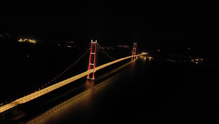 "Yılın projesi" seçilen 1915 Çanakkale Köprüsü'nün yetkilileri ödülü aldı!