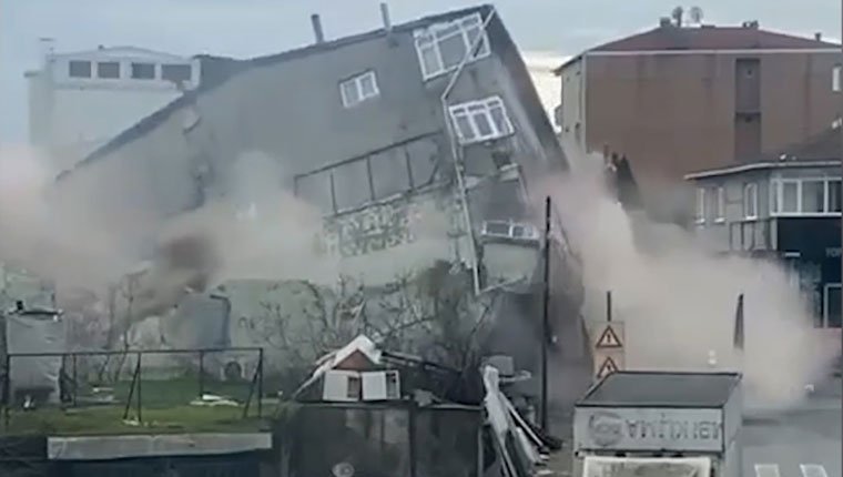 Ümraniye'de metro hattının inşaat çalışmaları sırasında iki bina çöktü