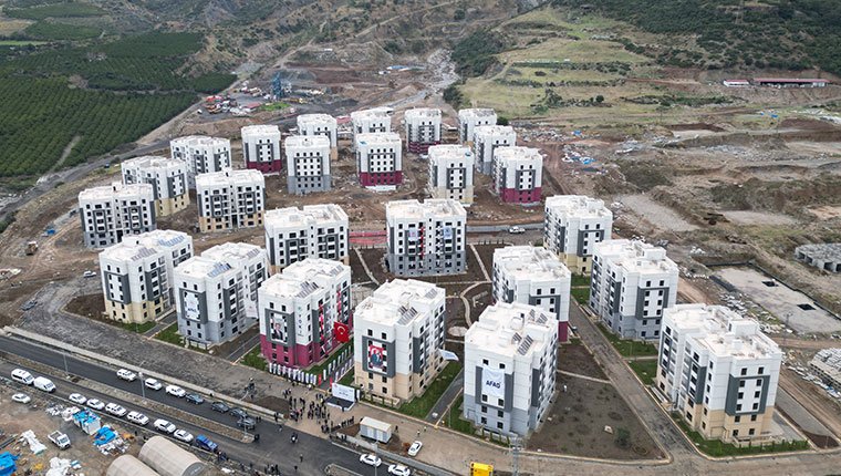 Hatay Payas'ta 256 deprem konutu hak sahiplerine teslim edildi
