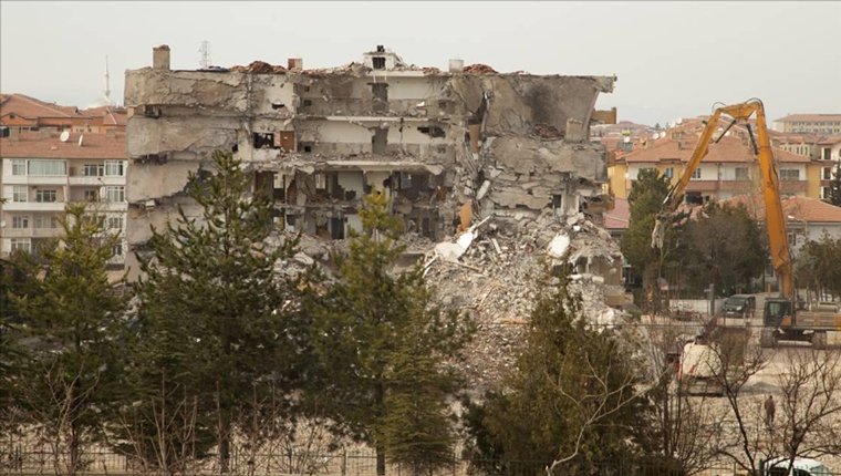 Malatya'da enkaz kaldırma ve yıkım çalışmaları devam ediyor!