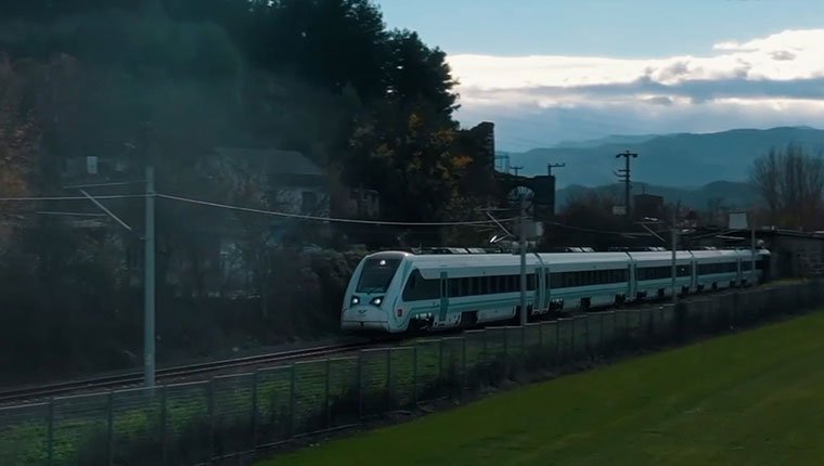 Milli elektrikli trenin üçüncü seti de raylara çıktı