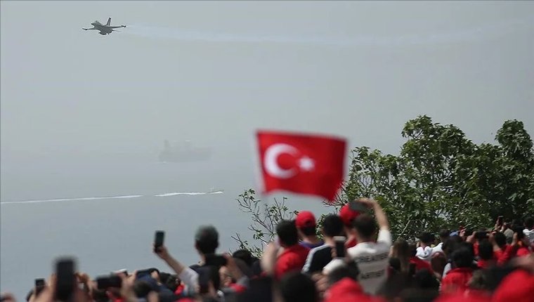 SOLOTÜRK, Şehitler Abidesi semalarında gösteri uçuşu yaptı!