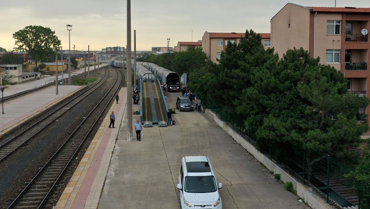 Gurbetçiler Türkiye yolunda arabalı treni tercih ediyor