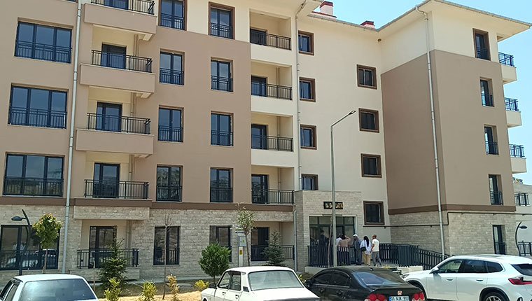 Adana'da yangından hasar görenlere konutları teslim edildi