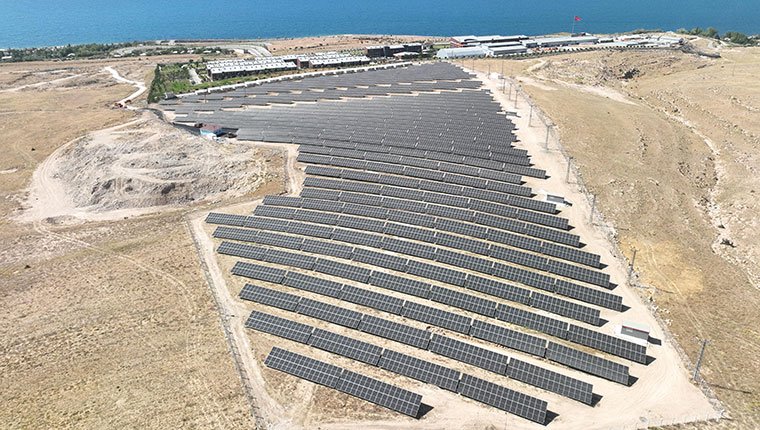 Kara yolları enerjisini güneşten alıyor