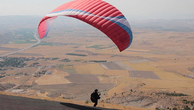 Yamaç paraşütü tutkunları Ayaş tepelerinde buluşuyor