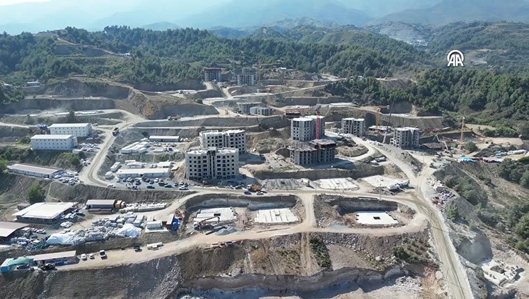 Hatay'ın Kisecik Mahallesi'nde depremzedeler için inşa edilen konutlar yükseliyor