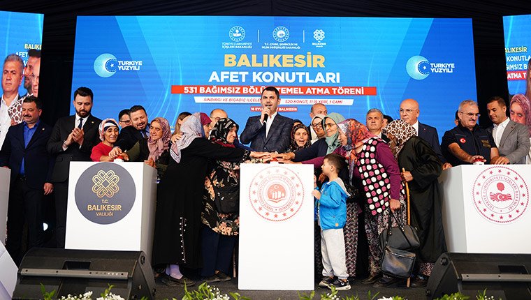 Sındırgılı köylüler evlerinin temelini Bakan Kurum ile birlikte attı