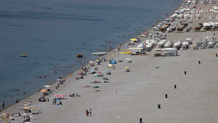 Antalya ve Muğla'nın sahillerinde yoğunluk devam ediyor
