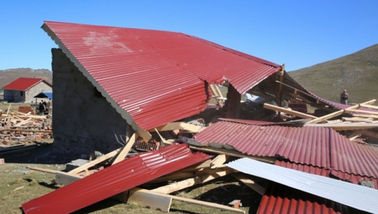 Perşembe Yaylası'ndaki kaçak yapılar yıkıldı