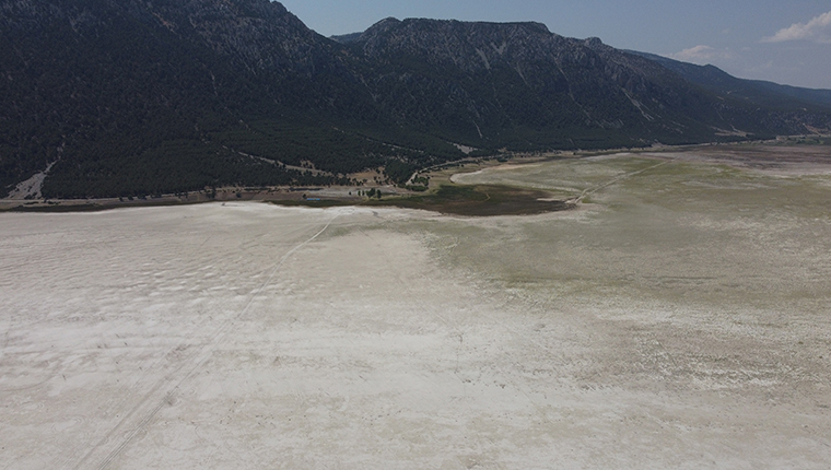 Suları çekilen Acıgöl'de ODTÜ heyeti inceleme yaptı
