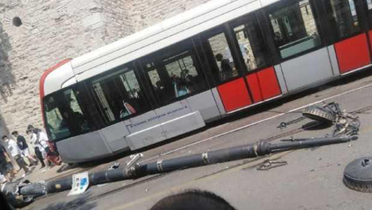 Fatih'te raydan çıkan tramvay elektrik direğine çarptı