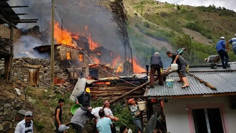 Artvin'deki orman yangınında 20 ev hasar gördü