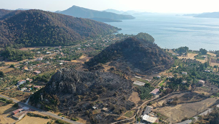 Kızkumu Plajı çevresinde yanan ormanlık alanlar görüntülendi