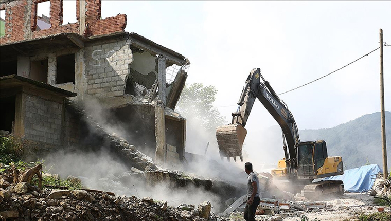 Rize'de zarar gören binaların yıkımına başlandı!