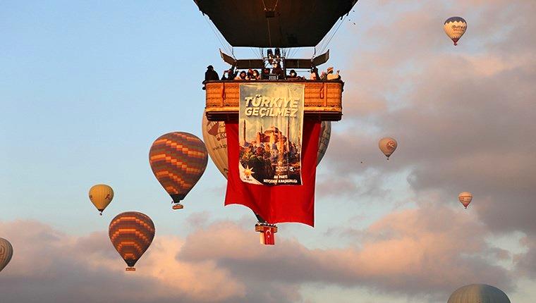 Kapadokya’da balonlar Türk bayrağıyla havalandı