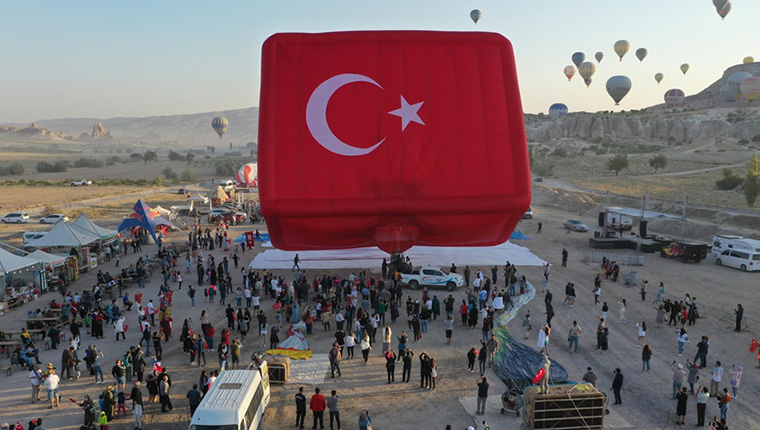 Ay yıldız desenli yerli üretim sıcak hava balonu tanıtıldı