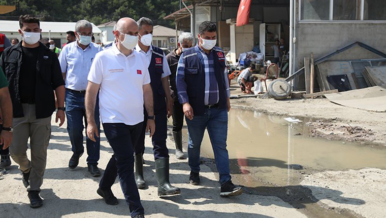 Bakan Karaismailoğlu, Sinop'ta sel bölgesinde incelemelerde bulundu
