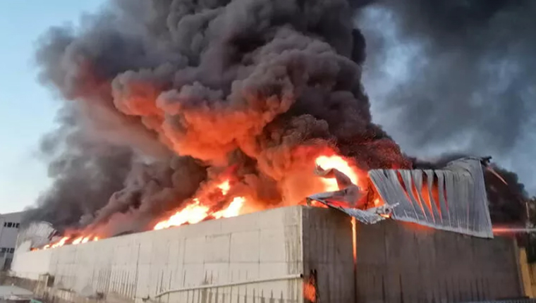 Silivri'de plastik fabrikasında yangın!