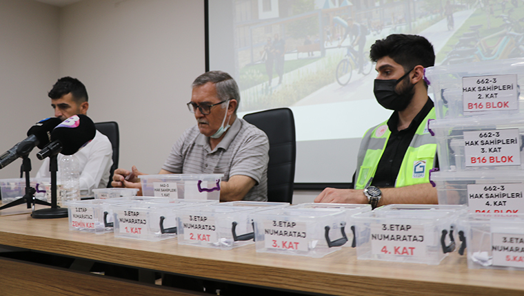 Elazığ'da depremzedeler için yapılan 713 konut için kura çekildi