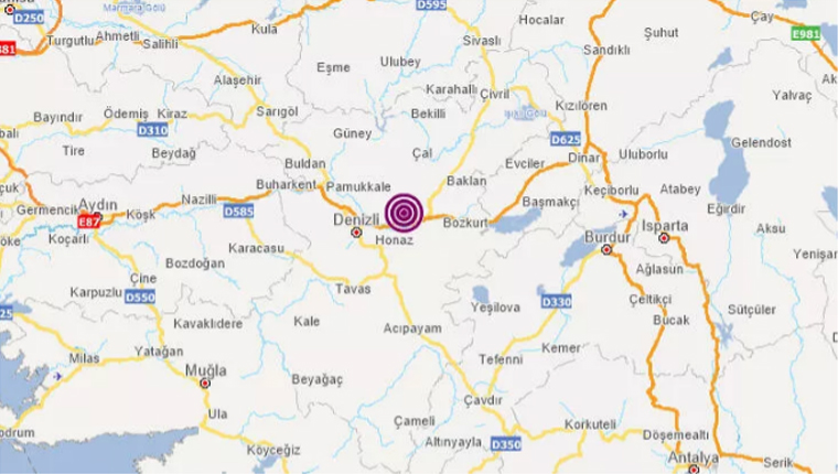 Denizli'deki depremlerin ardından çatlaklar oluşan ev boşaltıldı