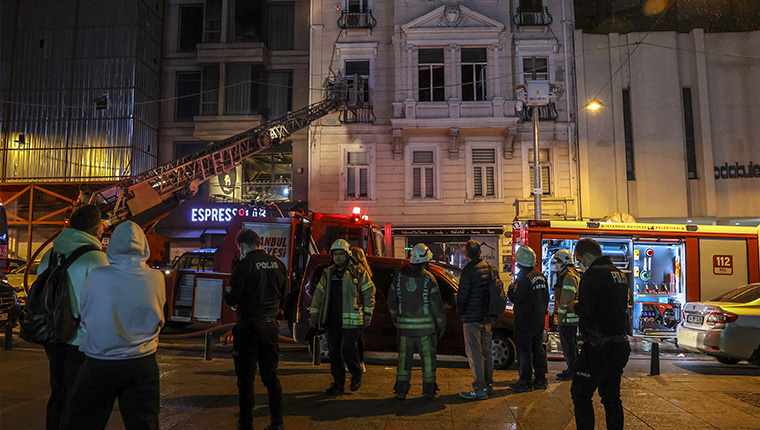 Beyoğlu'nda 6 katlı iş merkezinde çıkan yangın söndürüldü